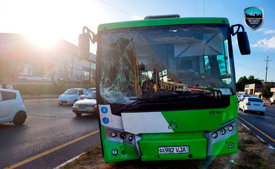 В Ташкенте произошло ДТП с участием автобуса и двух авто. Четыре человека были госпитализированы