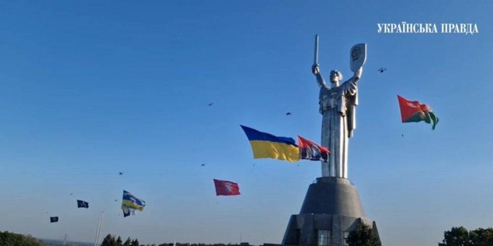 Армия дронов подняла в небо флаги легендарных бригад ВСУ — видео