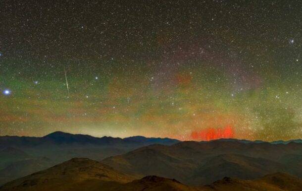 В небе над Чили появились редкие красные молнии