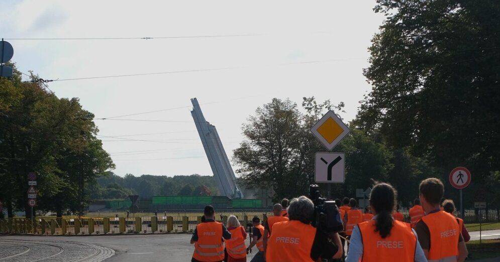 ФОТО, ВИДЕО: Снесен последний элемент памятника в парке Победы — 79-метровый обелиск