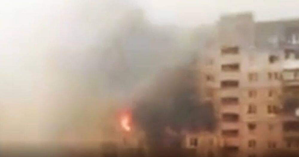 Горят дома и школа: в Мариуполе разбушевался сильный пожар, оккупанты не реагируют (видео)