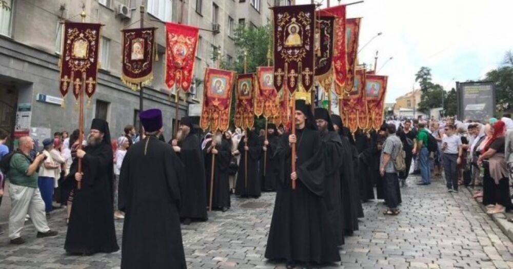 Верующие УПЦ МП начали крестный ход в Почаевскую лавру вопреки запрету