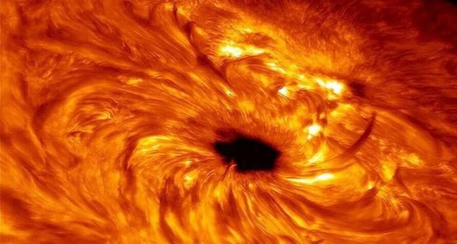 Пляма розміром із планету з'явилася на Сонці – вона стрімко розростається