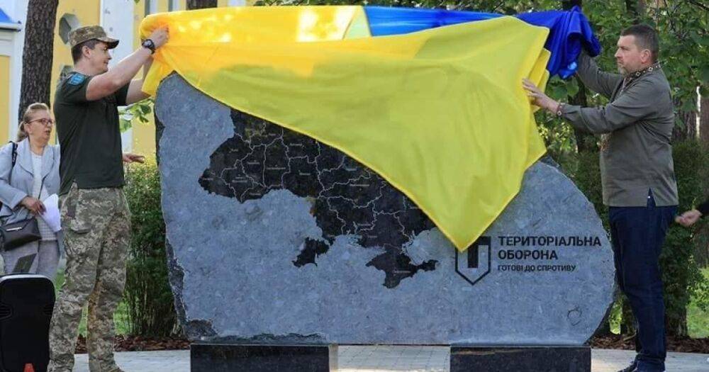В Ирпене установили первый памятник в честь Сил теробороны (ФОТО)