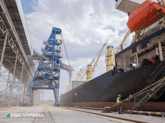 Разблокировка портов для экспорта украинского металла и руды поможет снизить курс доллара на 3–5 грн – эксперт
