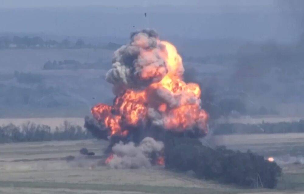 Горят и детонируют склады и базы орков: авиация ВСУ нанесла мощные удары на юге