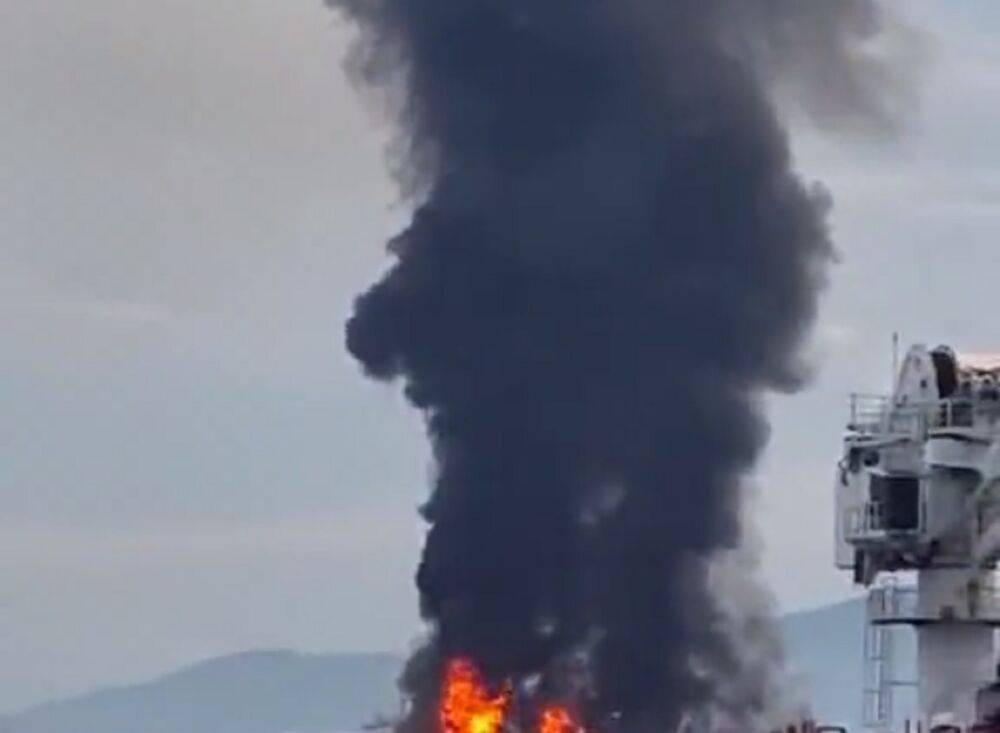 На борту были десятки людей: горит пассажирское судно, очевидцы сняли происходящее на видео