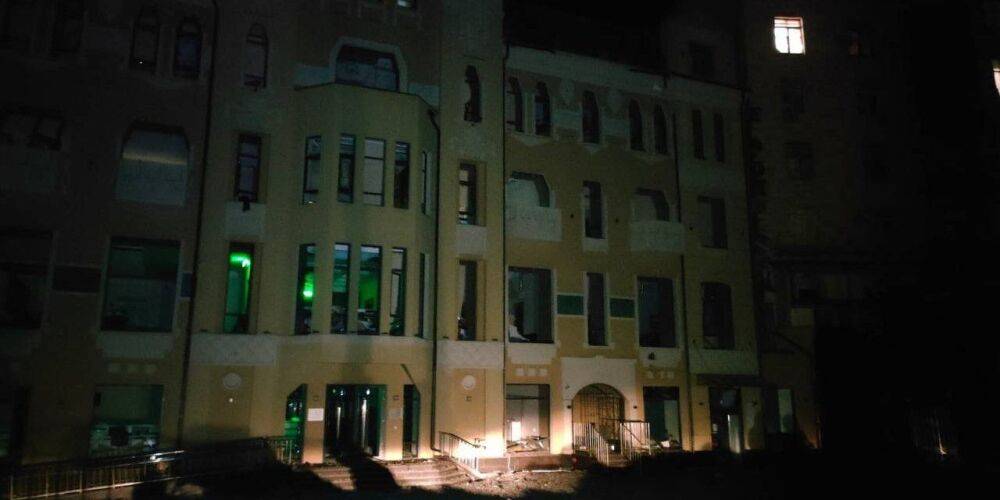 Ночной обстрел Харькова. Армия РФ повредила историческое здание и школу в центре города — мэр