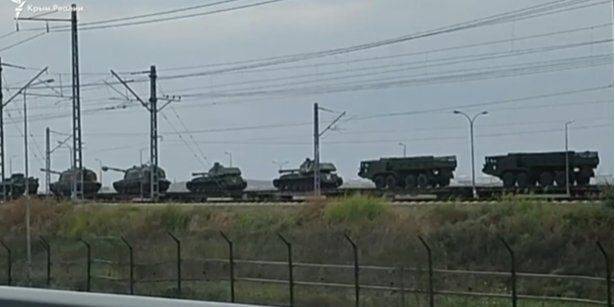 СМИ сообщили о движении эшелона с тяжелой военной техникой РФ через Крымский мост — видео