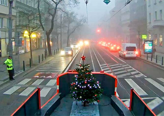 Интернет-пользователям предложили в прямом эфире зажечь ёлку на пражском трамвае
