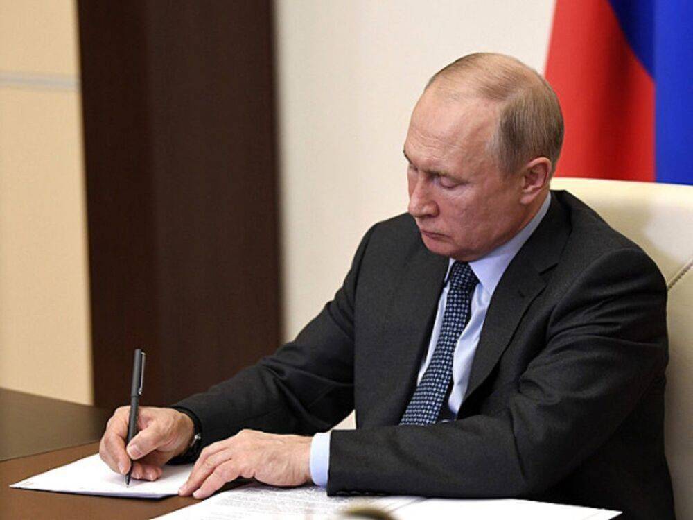 Путин разрешил гражданам ДНР, ЛНР и Украины пребывать в РФ без ограничения сроков и работать без патента