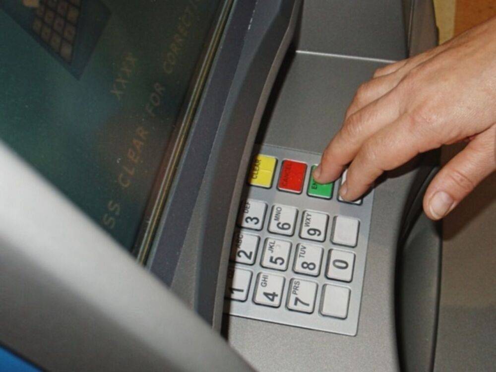 Финский оператор банкоматов пожаловался на россиян, массово снимающих валюту