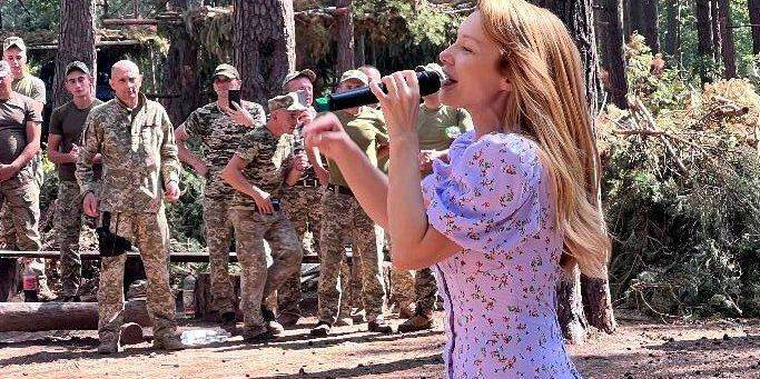 «Дрожала от того, что они рядом». Тина Кароль выступила перед защитниками Украины