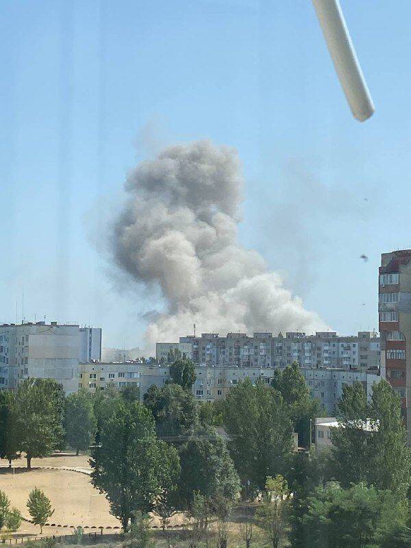"Бавовна" в Новій Каховці: в районі ГЕС лунають вибухи, підіймається дим
