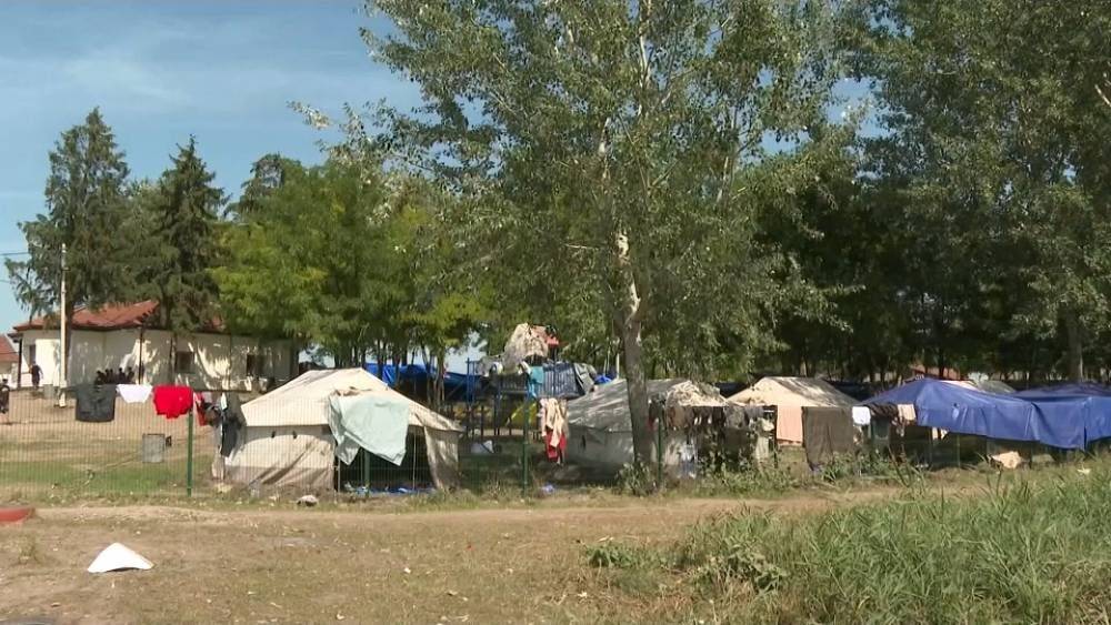 Тысячи беженцев живут в лагерях на границе Сербии и Венгрии