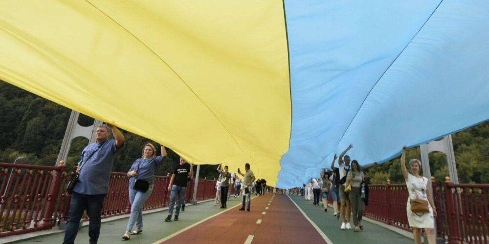 В Киеве над Днепром развернули 430-метровый флаг в знак поддержки находящихся в оккупации украинцев — фото