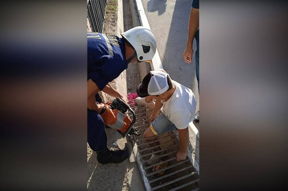 В Гулистане мальчик застрял в металлической решетке арыка. Родителям пришлось вызывать спасателей
