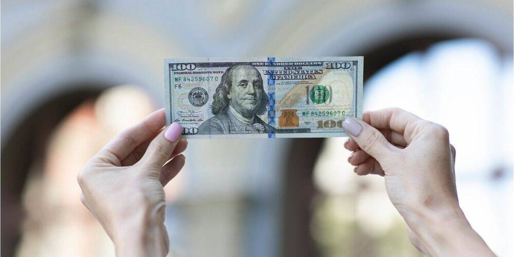Доллар по 37 — существует. Почему украинцы не спешат покупать валюту фактически по официальному курсу?