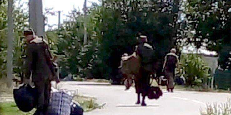 Депутат: российские военные бегут с вещами из села Томарино Херсонской области — фото
