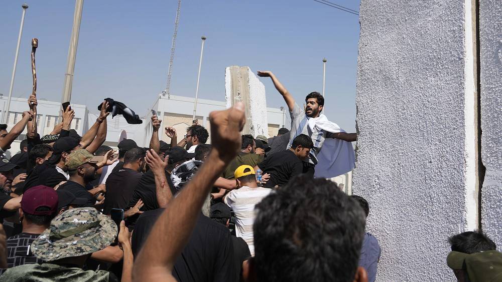 Сторонники Ас-Садра заняли здание иракского правительства