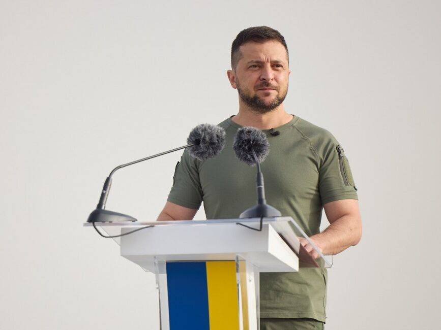 Зеленский: Украина возвращает свое. Оккупанты должны знать – мы будем гнать их к границе