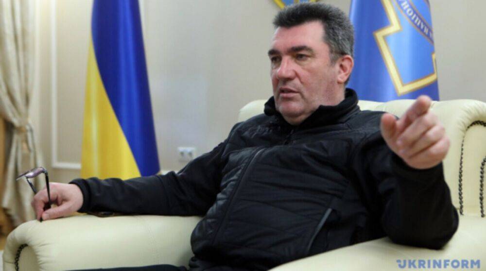 Данилов раскритиковал украинцев, которые подают и подписывают петиции о выезде за границу для мужчин