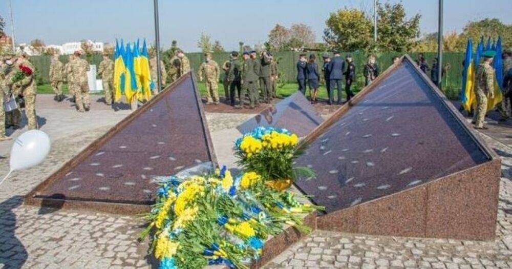 В оккупированном Мариуполе россияне разрушают мемориал защитникам