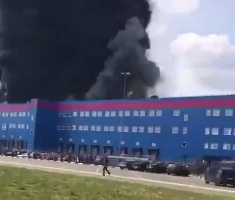Под Москвой сильный пожар: загорелся склад магазина OZON, известно об 11 пострадавших