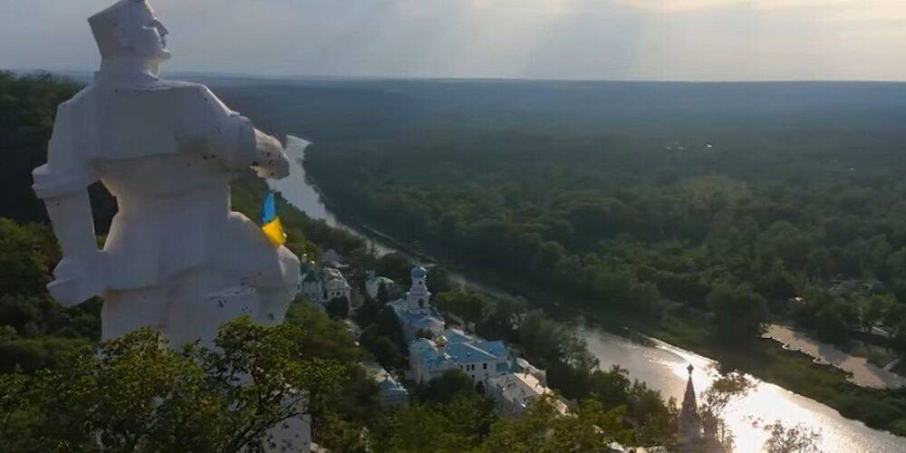 Над Святогорском установили флаг Украины