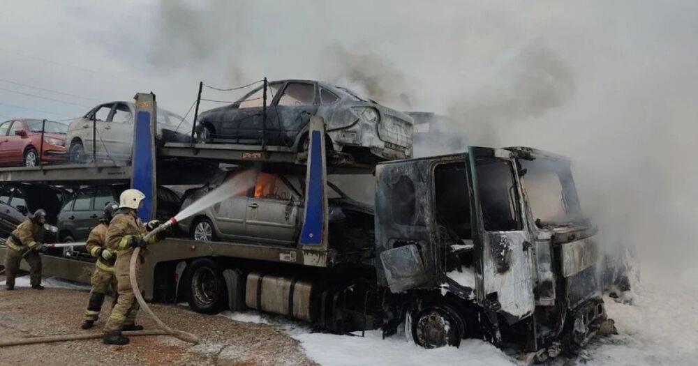 В РФ на ВАЗе сгорели два автовоза с новенькими Lada (фото)