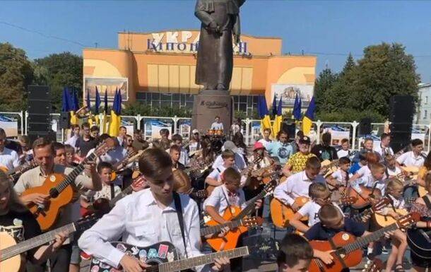 В Ровно 115 гитаристов сыграли песню о калине и установили рекорд