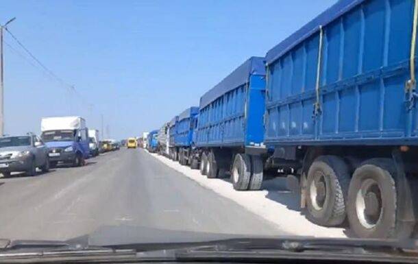 Трасса на Крым заполнена грузовиками, набитыми украденным в украинцев - СМИ