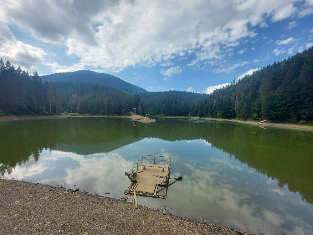 Через посуху в Україні обміліло одне з найкрасивіших озер (фото)