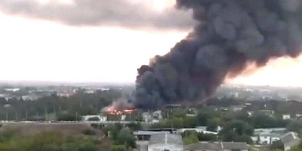 В соцсетях сообщили о масштабном пожаре в районе нефтебазы в оккупированном Крыму — видео