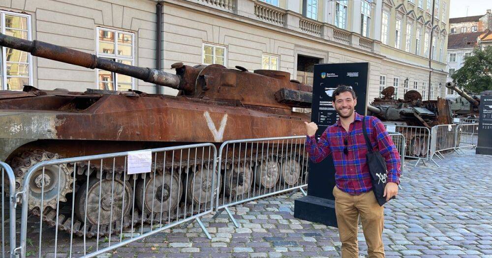 Представитель Конгресса во Львове показал, куда идут налоги американцев: сфотографировался с разбитым танком россиян