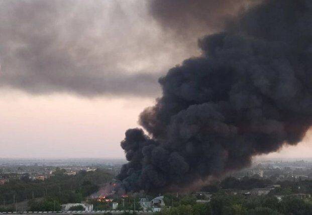 У Криму пречорна і пресмердюча пожежа: окупанти кажуть, що цього разу замкнуло проводку (відео)
