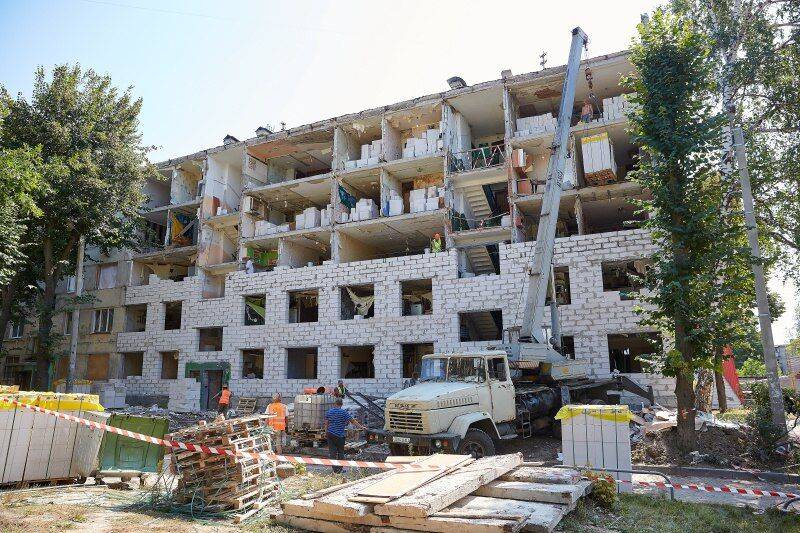 В Харькове отстраивают разрушенную обстрелом пятиэтажку на Павловом Поле (фото)