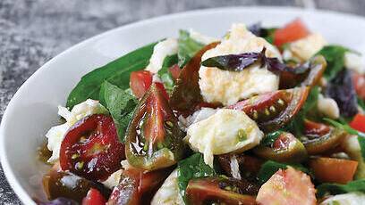 Зеленый и свежий: летний салат из помидорок черри с базиликом