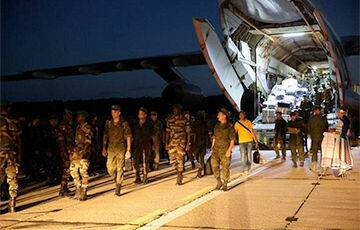 На аэродром в белорусских Мачулищах прилетел транспортник с иностранными военными