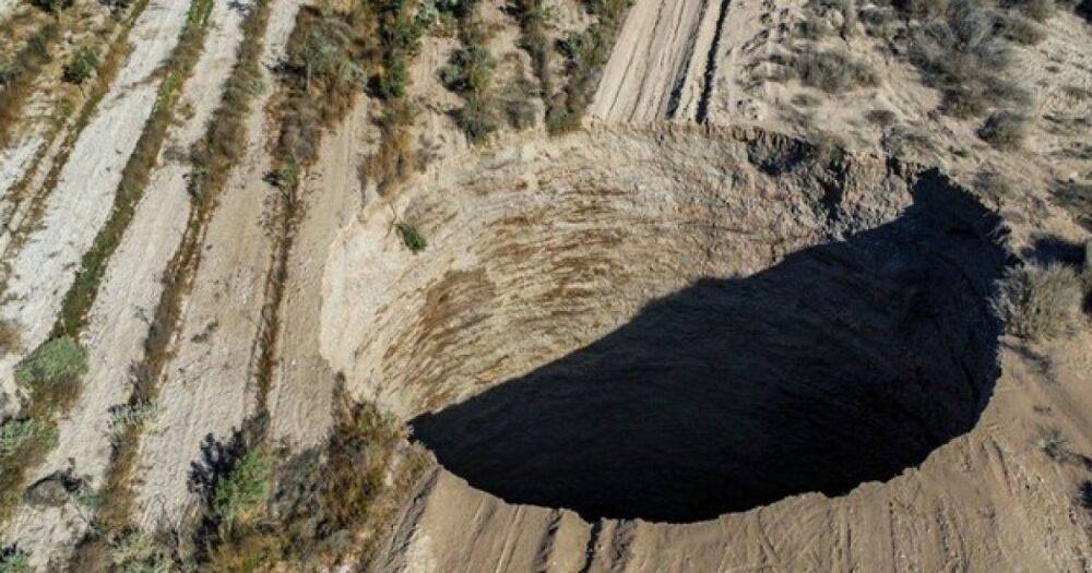 В Чили образовалась огромная дыра в пустыне: причины ее появления пока не известны (фото)