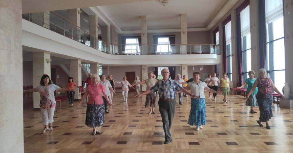 В Гончаренко центре Черкасской области 80-летний хореограф учит пенсионеров бальным танцам