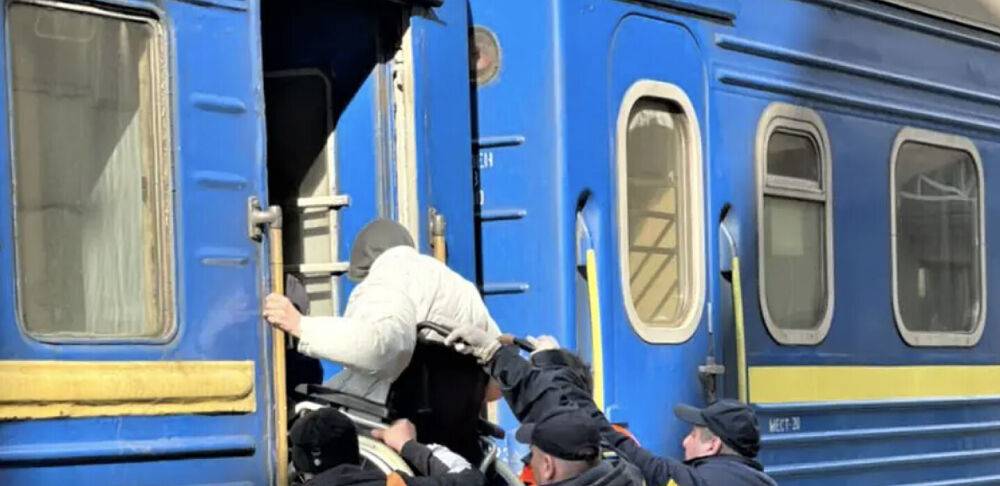 Обов'язкова евакуація з Донеччини. За три дні потягами вивезли сотні людей
