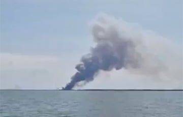 Российский корабль возле Крыма окутали клубы черного дыма