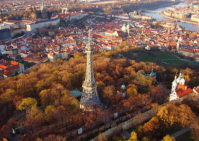 В Праге неизвестный экстремал забрался на Петршинскую башню: видео