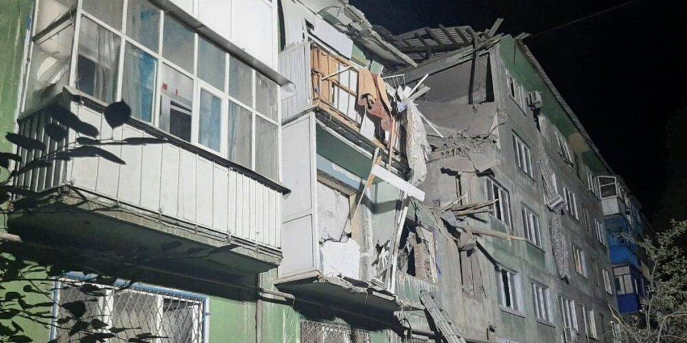 Оккупанты ударили по многоэтажке в Константиновке, под завалами оказались люди — видео