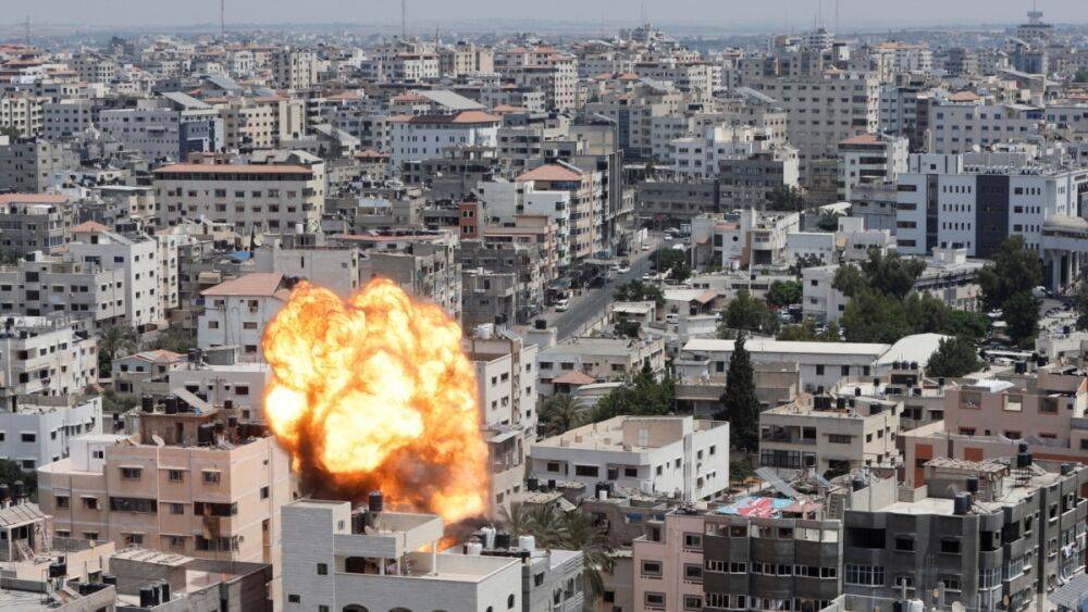 Израиль возобновил обстрелы сектора Газа, заявив об упреждающих ударах