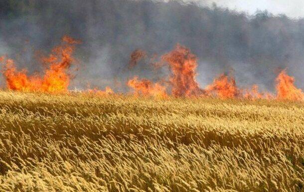На Харьковщине из-за обстрелов горело поле, повреждены предприятия