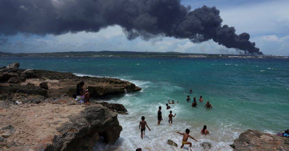 Огромный пожар на Кубе. Молния попала в нефтебазу: что известно (видео)
