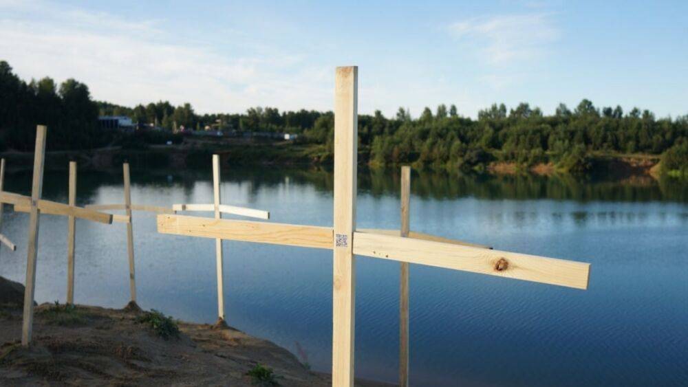 Акция против войны во Всеволожске: активисты установили кресты с QR