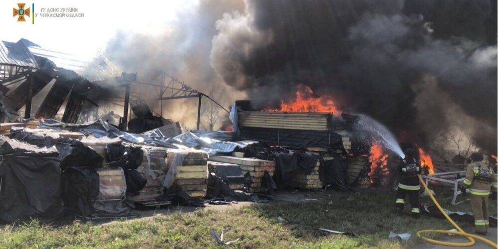 Взрывы вблизи Умани: на месте падения обломков ракеты вспыхнул пожар — фото